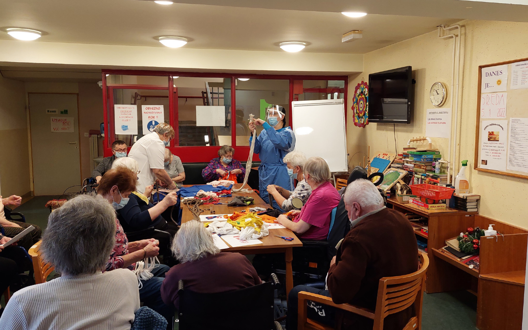MGC ZLU na obisku v Domu starejših Hrastnik Izdelovanje obešank
