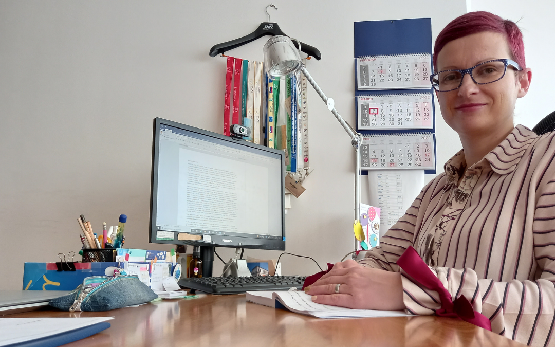 Teja Dolgan na delovnem mestu