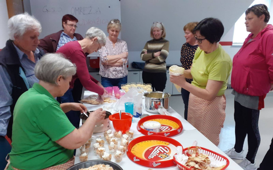 Priprava starih jedi na moderen način v Sodražici