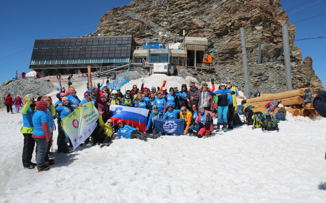Udeleženci pohoda na Breithornu z ledenikom Mont Blanc v ozadju