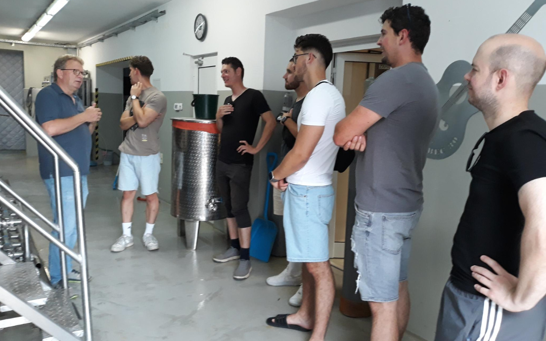 ŠK Žalec (1) Mladi moški, udeleženci ŠK, z mentorjem