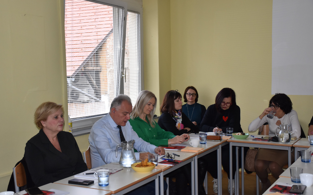 Utrinka iz seje strateškega sveta na Andragoškem zavodu Maribor-Ljudski univerzi (19. 11. 2024) Avtor fotografij Darko Šerjan, Društvo gluhih in naglušnih Podravja Maribor (1) Utrinek iz seje strateškega sveta na Andragoškem zavodu Maribor-Ljudski univerzi (19. 11. 2024) Avtor fotografij Darko Šerjan, DGN Podravja Maribor (1)