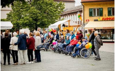 Ljudje za ljudi ali človek človeku