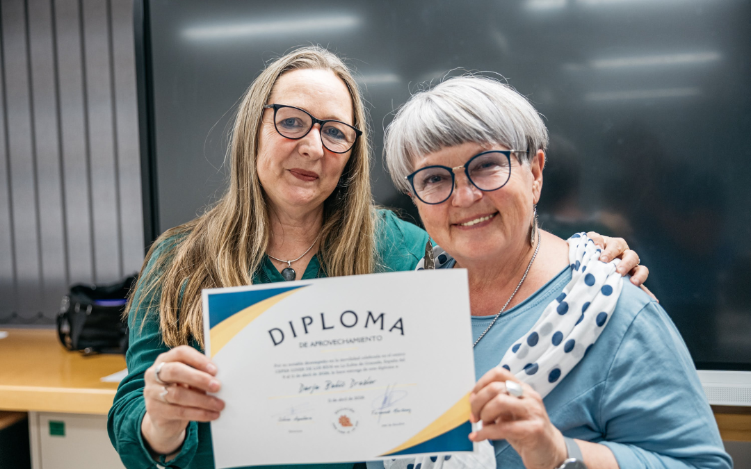 Ravnateljica centra Silvia Aguilera Moya izroča diplomo Darji Babič Drašler (desno)