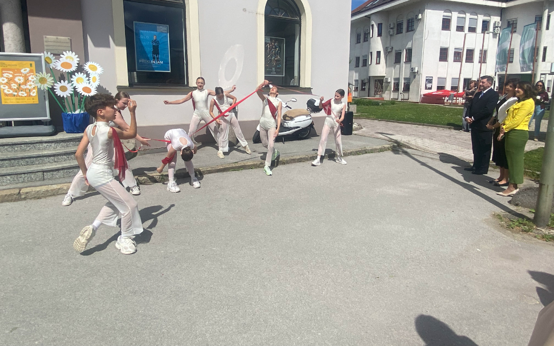 Plesalci KR Dancing pred KD Slovenj Gradec Plesalci KR Dancing pred KD Slovenj Gradec